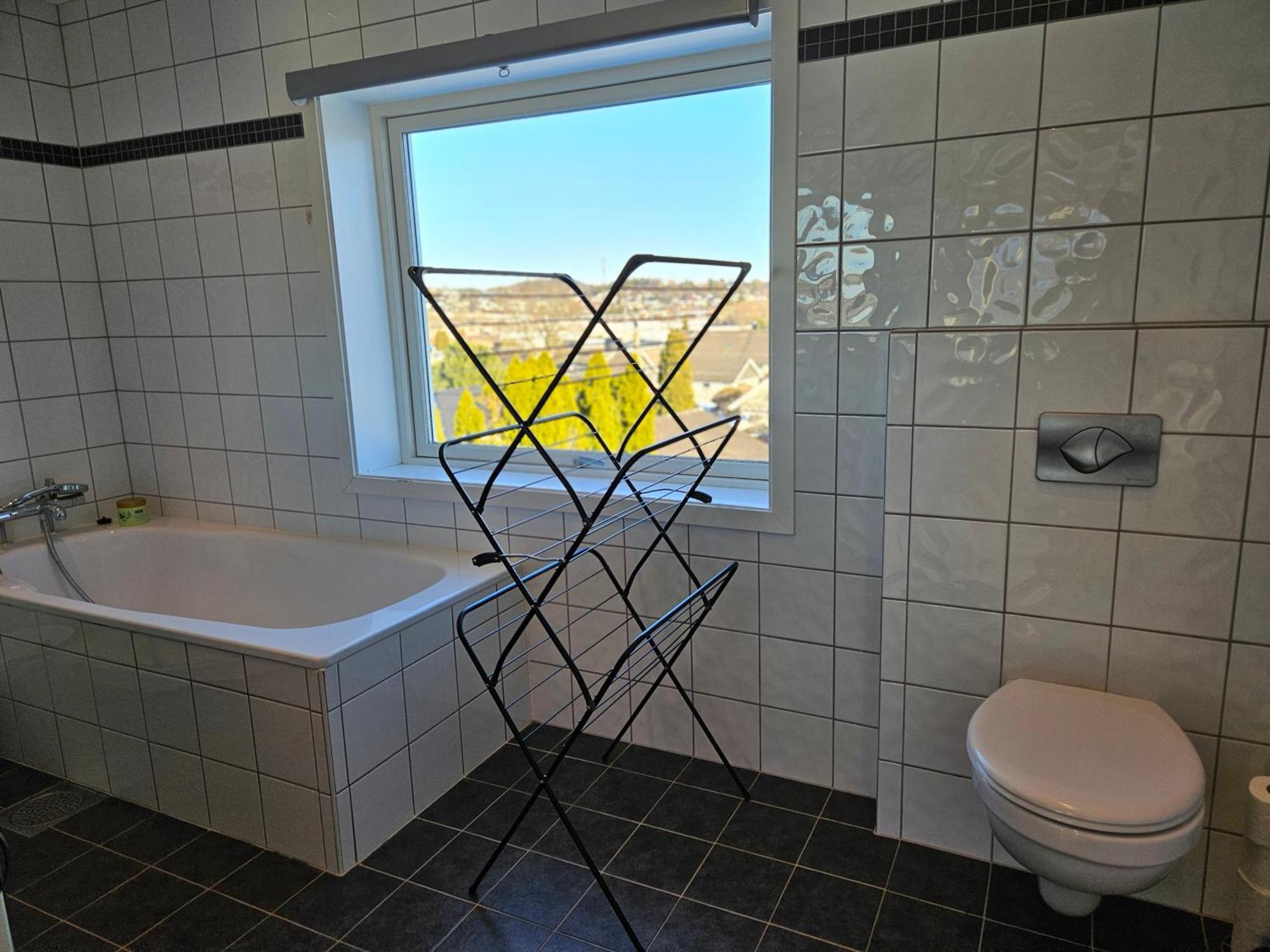 3 Bedroom Close To Torp Airport