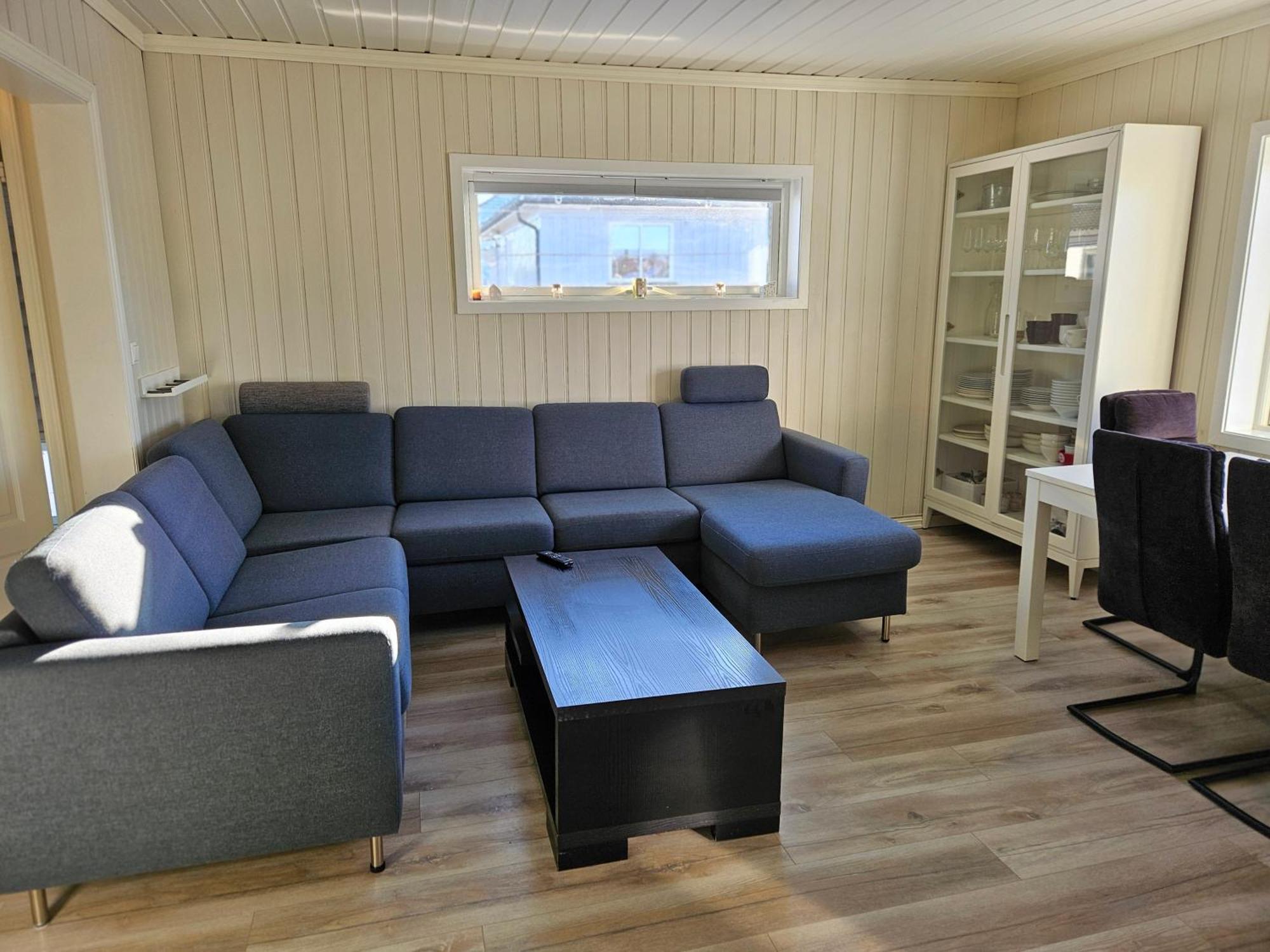 3 Bedroom Close To Torp Airport Apartment *